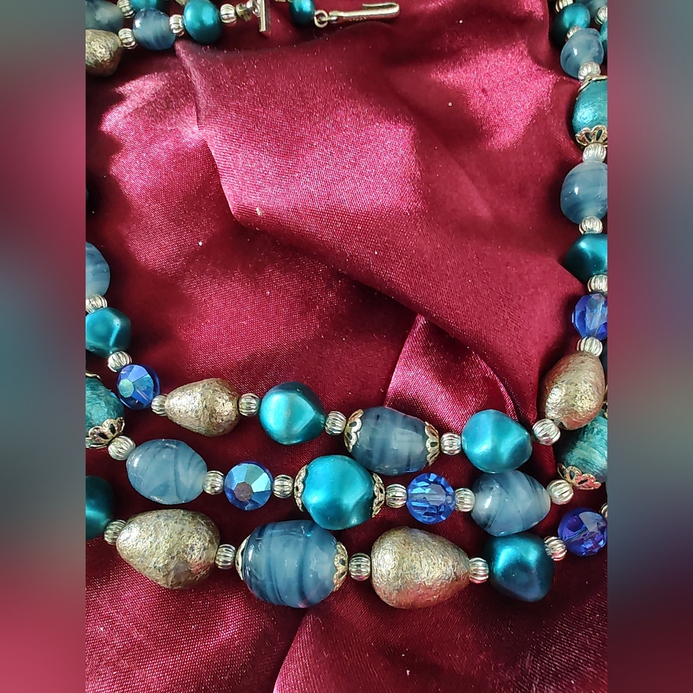 Vintage Japan 3 String Glass, Lucite Bead And Gold Tonw Beads - Picture 9 of 9